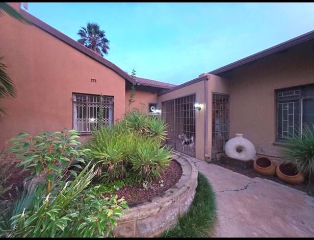 4 BEDROOM HOUSE FOR SALE IN GOLF PARK